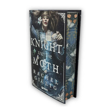Copertina libro THE KNIGHT AND THE MOTH. EDIZ. ITALIANA